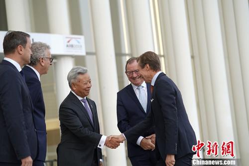 7月12日,亚洲基础设施投资银行(亚投行)第四届理事会年会在卢森堡开幕。资料图为亚投行行长金立群(中)当天欢迎卢森堡大公亨利(右)出席开幕式。<a target='_blank' href='http://www.chinanews.com/'>中新社</a>记者 彭大伟 摄 7月12日,亚洲基础设施投资银行(亚投行)第四届理事会年会在卢森堡开幕。资料图为亚投行行长金立群(中)当天欢迎卢森堡大公亨利(右)出席开幕式。<a target='_blank' href='http://www.chinanews.com/'>中新社</a>记者 彭大伟 摄