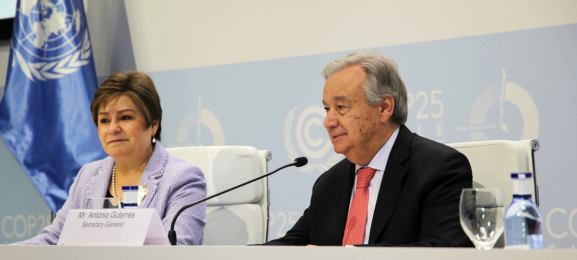 联合国气候变化执行秘书帕特里夏·埃斯皮诺萨(左)和联合国秘书长安东尼奥·古特雷斯出席《联合国气候变化框架公约》第二十五届缔约方会议。