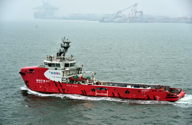行驶在渤海湾的中国海油作业船。摄影/章轲