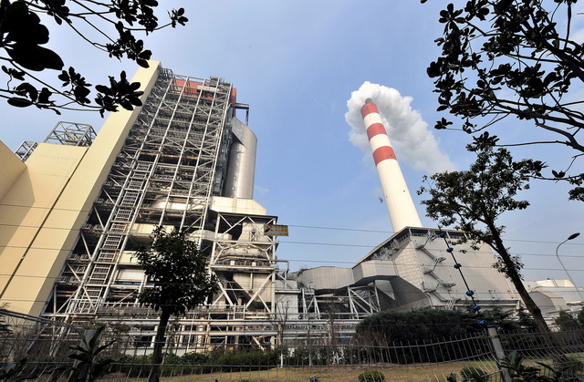 电力与供热等行业煤耗量占全国煤炭消费总量的90%左右。图为上海外高桥第三发电厂外景。摄影/章轲