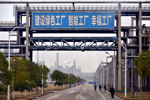 “十三五”期间，我国共建设2121家绿色工厂。图为中韩（武汉）石油化工有限公司生产厂区。摄影/章轲
